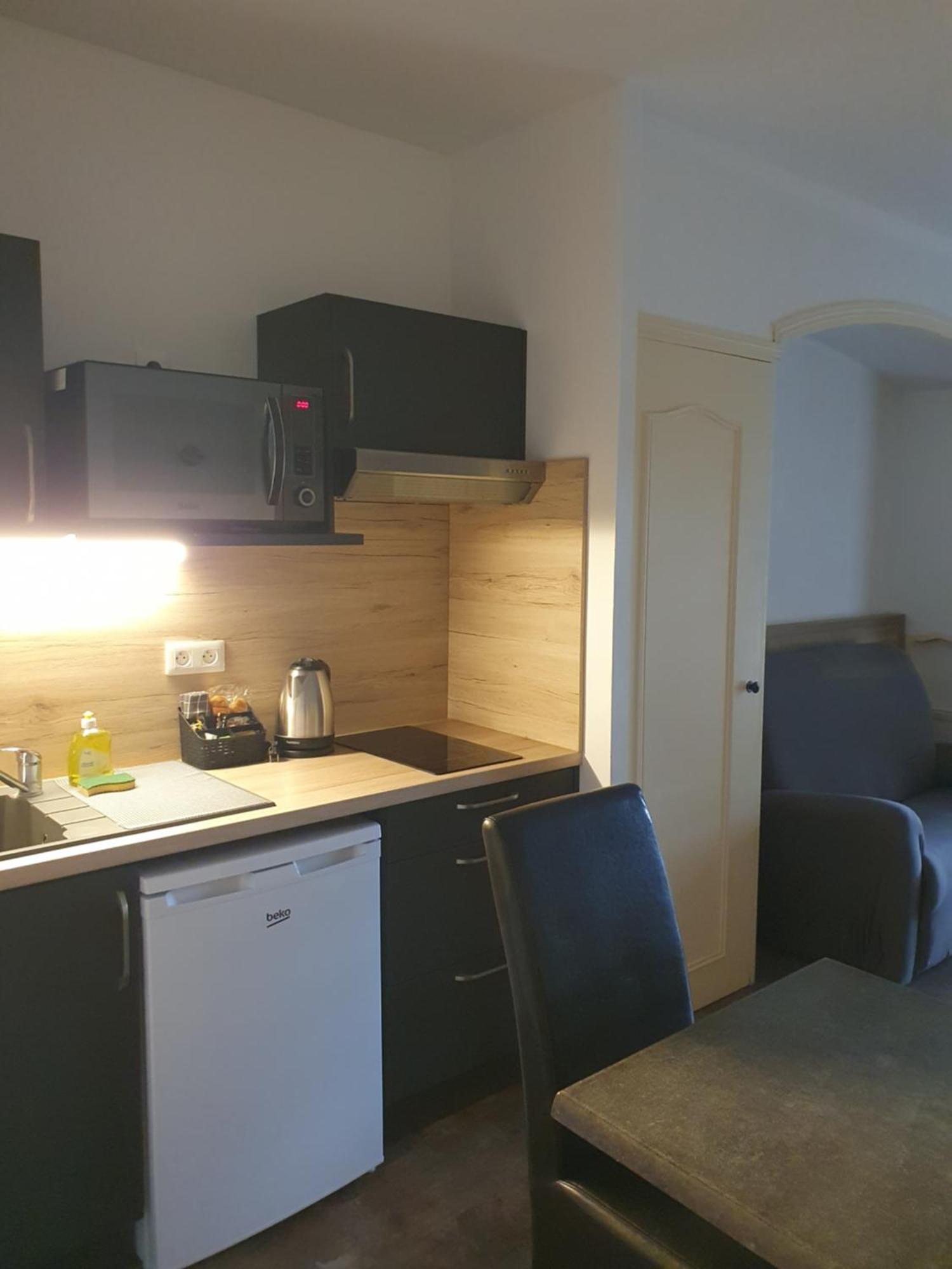 Auberge De La Tour -Appartements- Valros Exterior photo